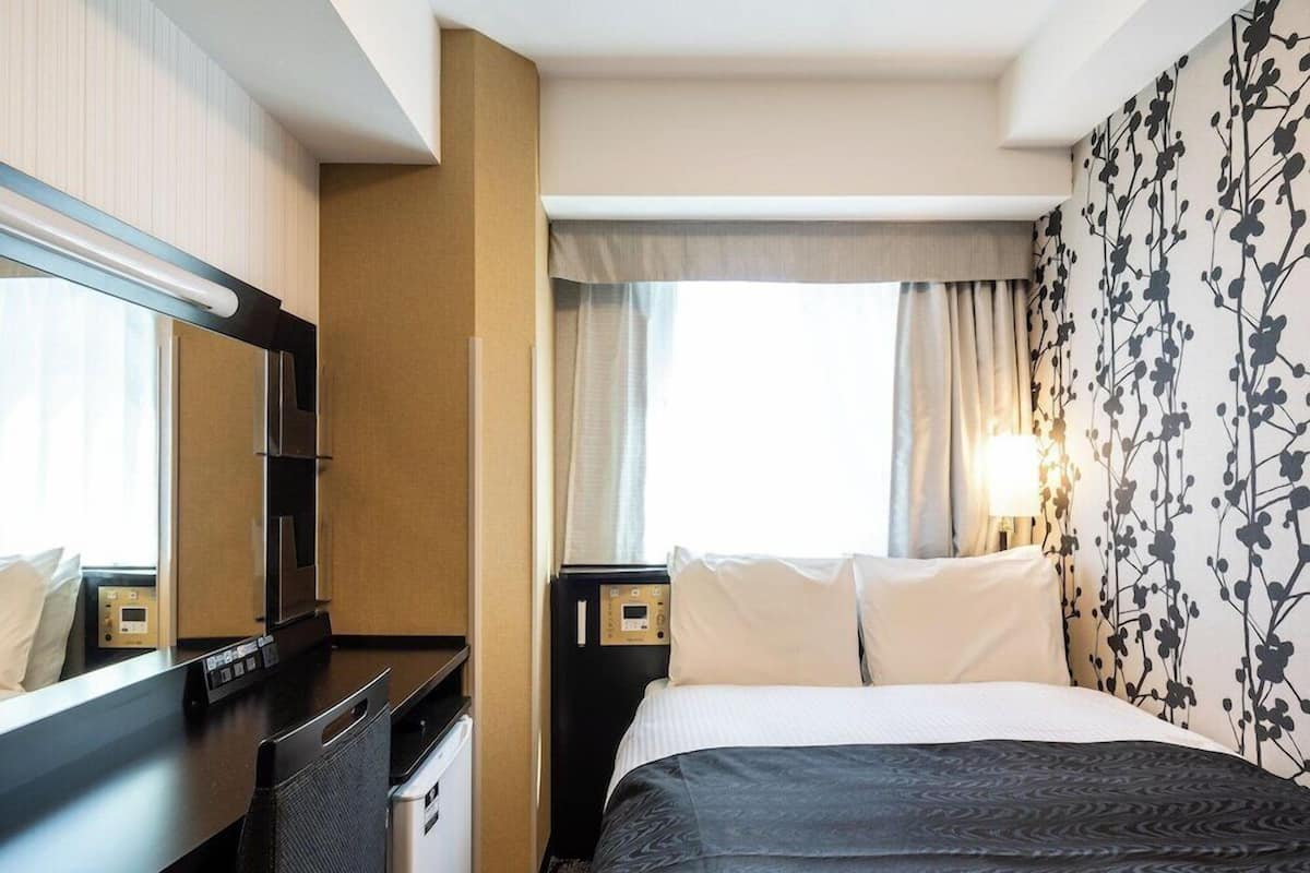 Escritorio, cortinas blackout, wifi gratis y ropa de cama