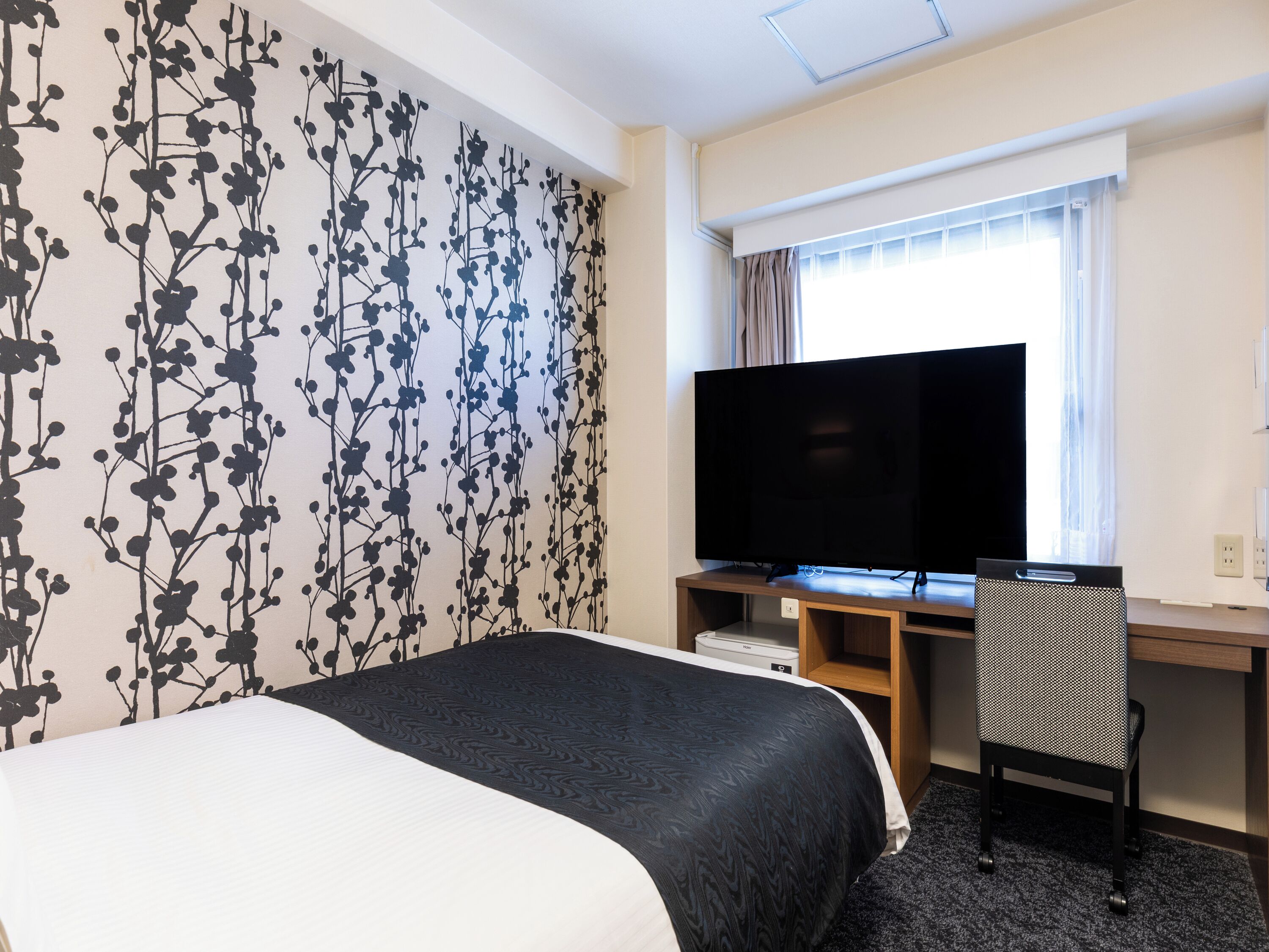 Blackout drapes, free WiFi, bed sheets