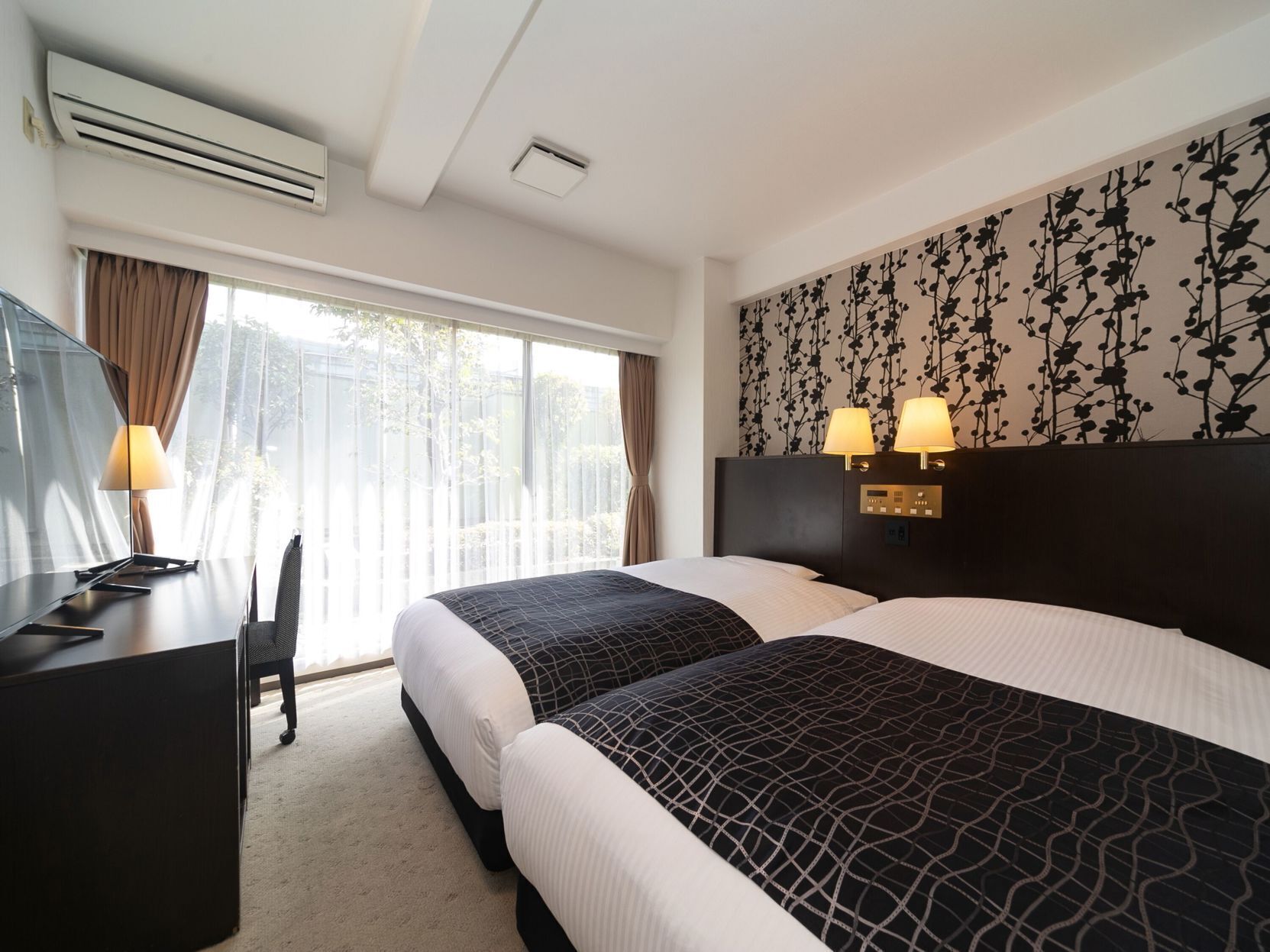 Desk, blackout drapes, free WiFi, bed sheets