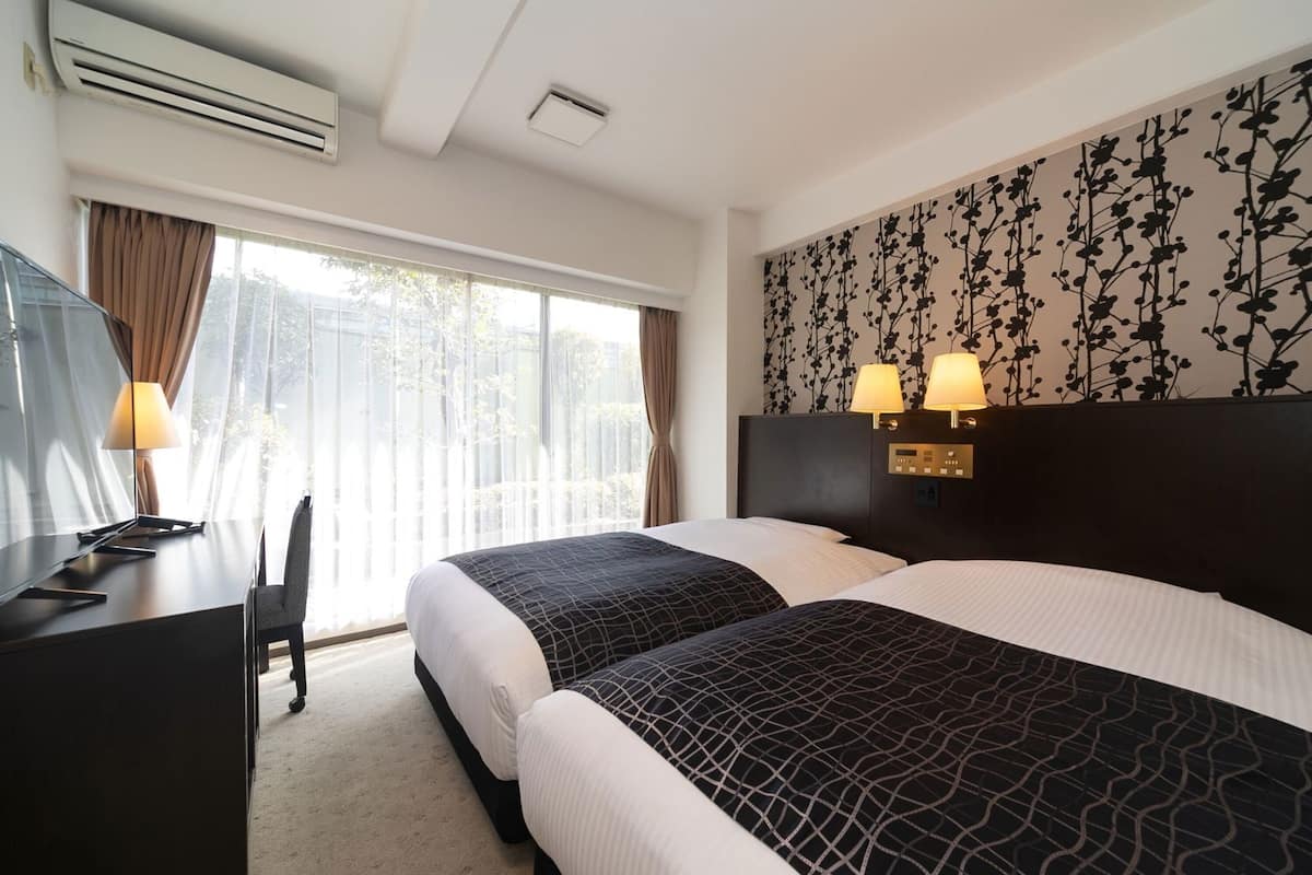 Escritorio, cortinas blackout, wifi gratis y ropa de cama