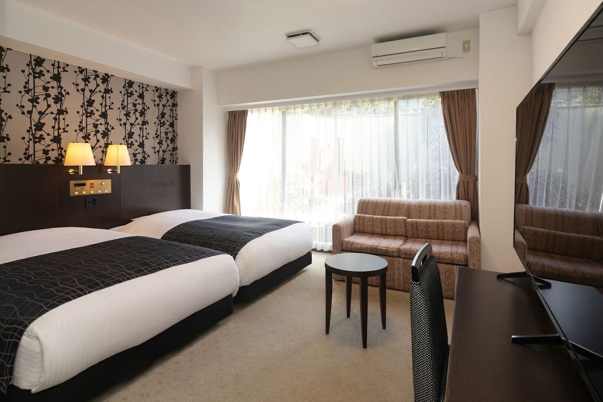 Escritorio, cortinas blackout, wifi gratis y ropa de cama