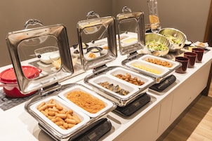 Se ofrece un desayuno bufé todos los días (por un coste adicional)
