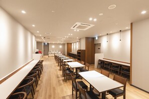 Bữa sáng buffet hàng ngày với phụ phí nhỏ 
