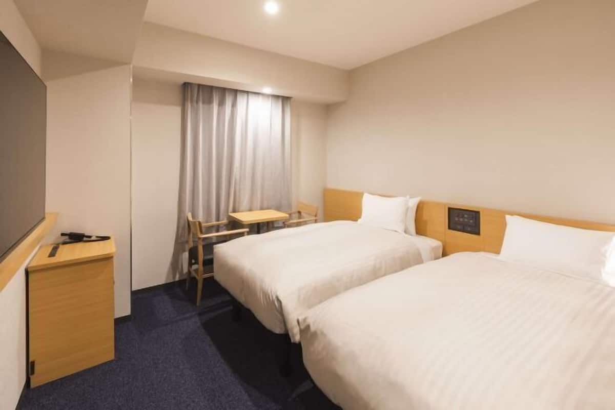 1 bedroom, down duvets, desk, blackout curtains