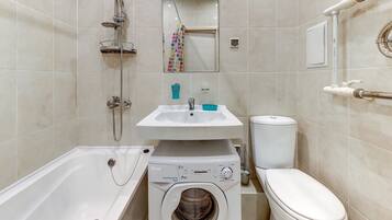 Apartment | Badezimmer | Dusche, kostenlose Toilettenartikel, Haartrockner, Hausschuhe