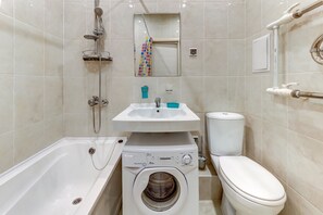 Appartement | Badkamer | Een douche, gratis toiletartikelen, een haardroger, pantoffels