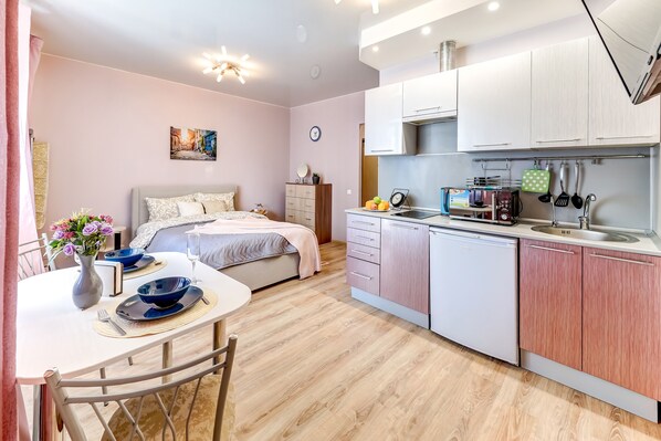 Appartement | Privékeuken | Een koelkast, een magnetron, een kookplaat, een waterkoker