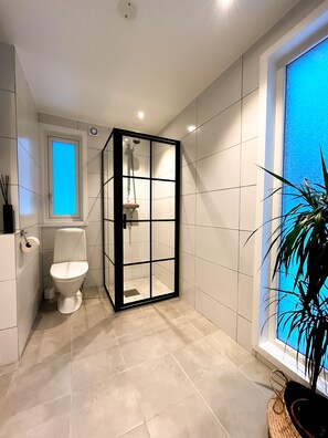 Shower, jetted tub, hair dryer, towels - ☀Relax Lake Oasis | ♛Jacuzzi | View | Private Pier (Stockholms län)