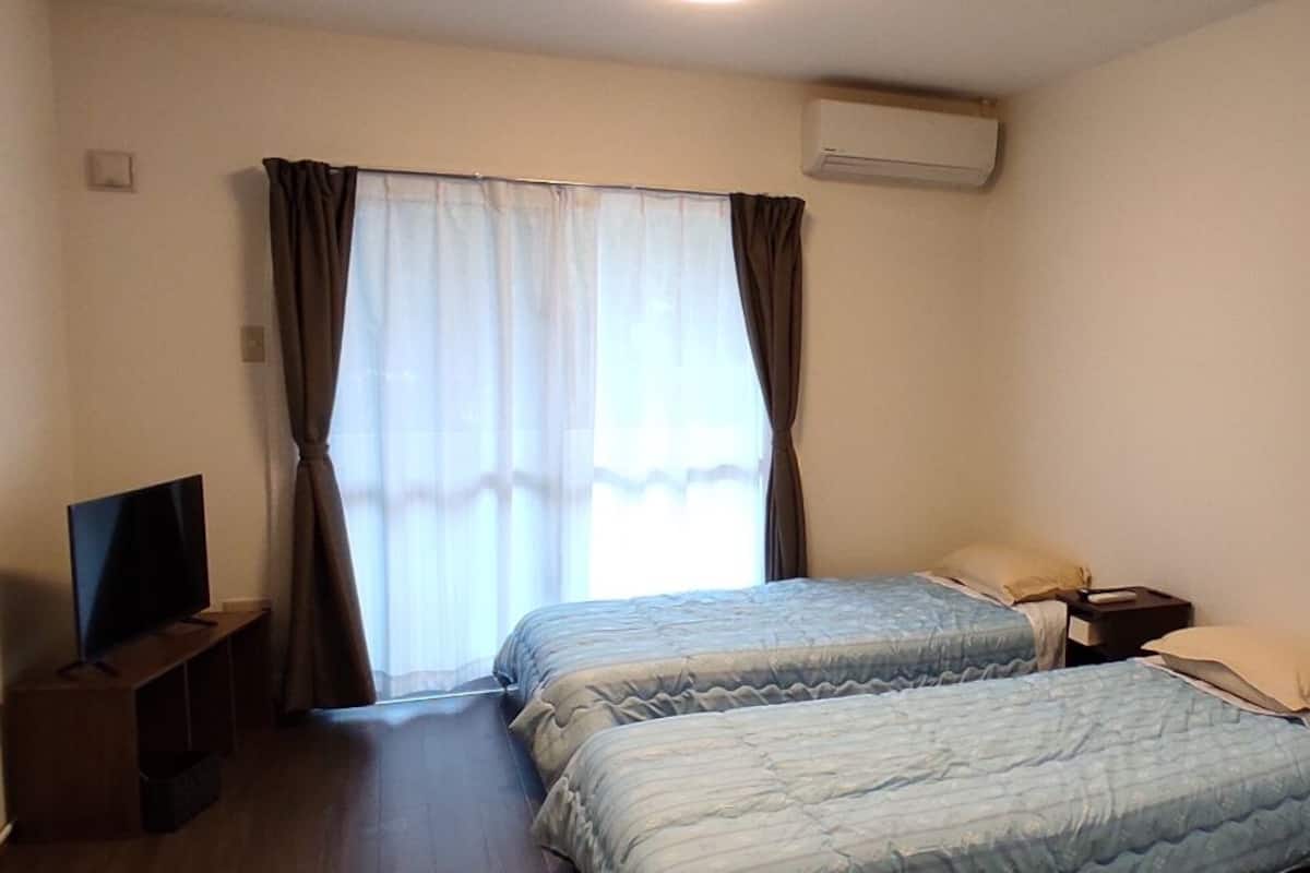 Eenvoudige Twin kamer, 2 eenpersoonsbedden, niet-roken, koelkast | 1 slaapkamer, donzen dekbedden, een bureau, verduisterende gordijnen