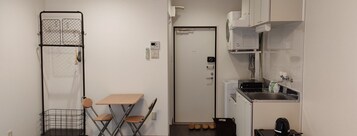 Basic-Zweibettzimmer, 2 Einzelbetten, Nichtraucher, Kühlschrank | Wohnbereich | 32-Zoll-LCD-Fernseher mit Digitalempfang, Fernseher