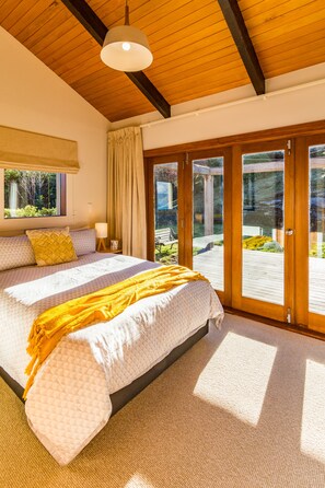 3 bedrooms, iron/ironing board, free WiFi, bed sheets - Hill Haven - walk to town! (Queenstown)