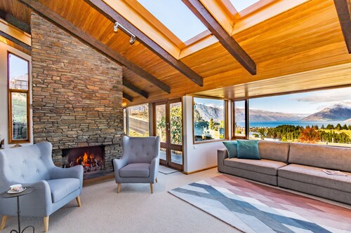 Hill Haven - walk to town!