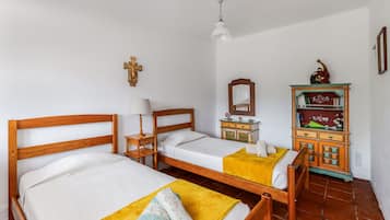 2 bedrooms, iron/ironing board, WiFi (free), bed sheets