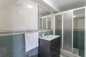 Shower, hair dryer, towels - Holiday Home Casa gonzalez with Sea & Mountain View, Outdoor Pool, Garden, Terrace & Wi-Fi (Almunecar)