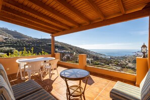 Outdoor dining - Holiday Home Casa gonzalez with Sea & Mountain View, Outdoor Pool, Garden, Terrace & Wi-Fi (Almunecar)