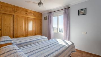 2 slaapkamers, een strijkplank/strijkijzer, gratis wifi, beddengoed