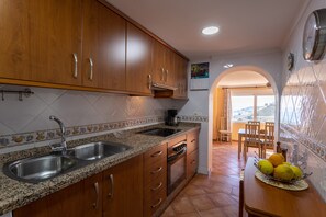 Fridge, microwave, oven, stovetop - Holiday Home Casa gonzalez with Sea & Mountain View, Outdoor Pool, Garden, Terrace & Wi-Fi (Almunecar)