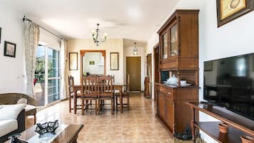 TV, fireplace, DVD player, stereo