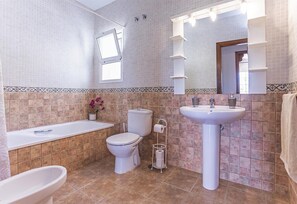 Een douche, een haardroger, handdoeken