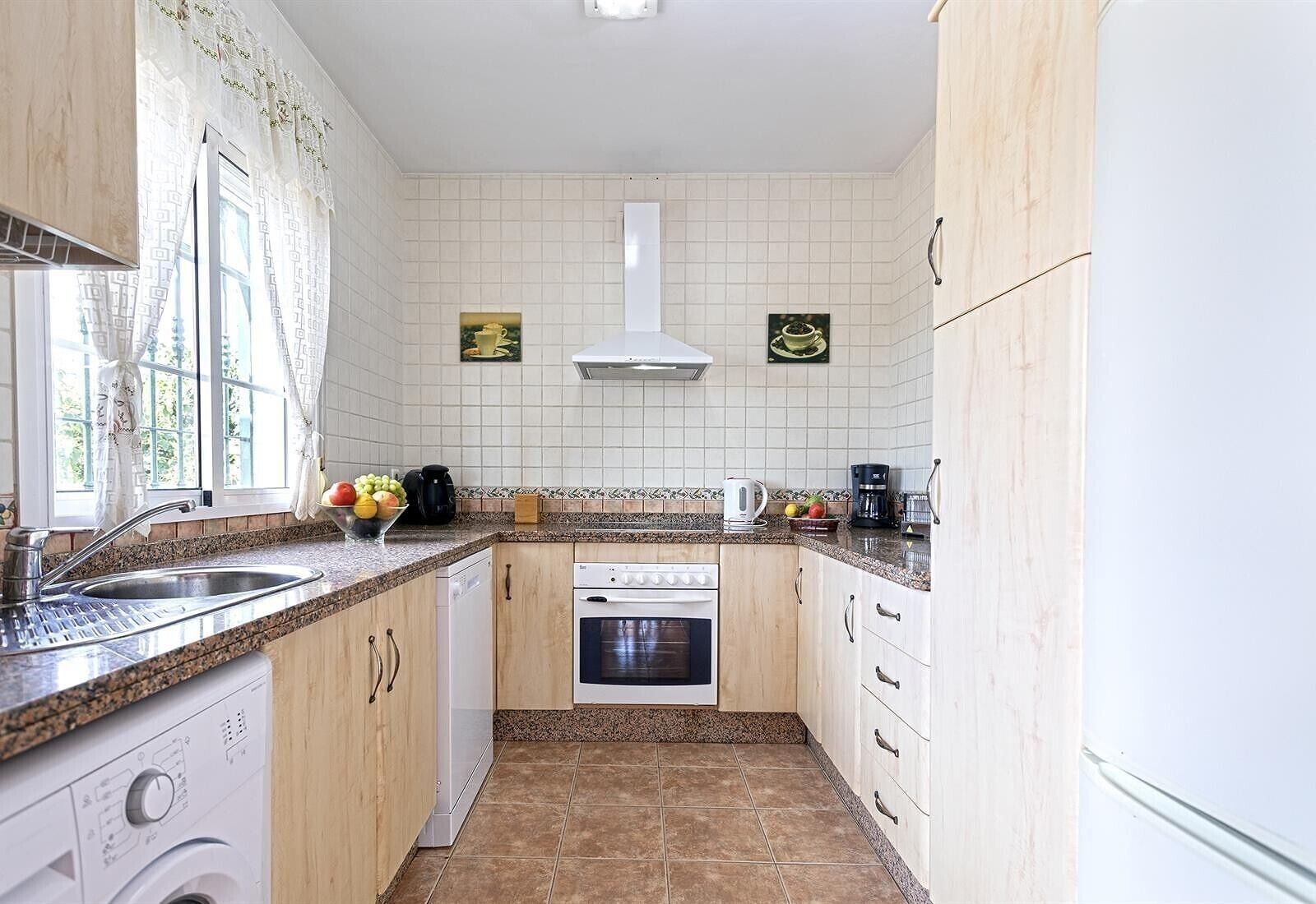 Køleskab, mikrobølgeovn, ovn, kogeplade