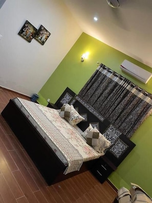 Deluxe Suite | Iron/ironing board, free WiFi, bed sheets - Hotel Executive Lodge (Karachi)