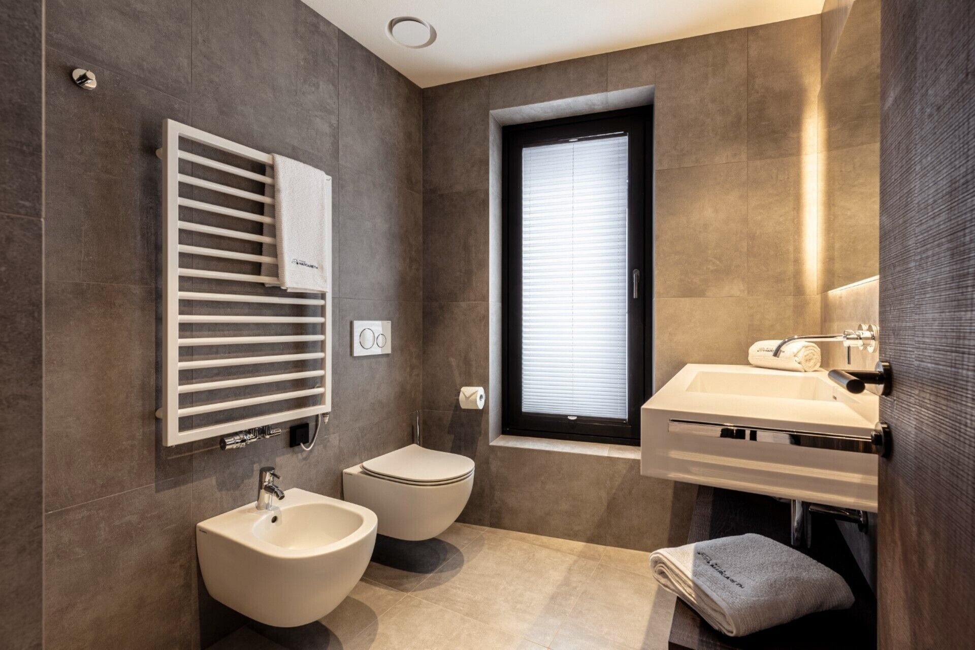 シャワー、ヘアドライヤー、タオル