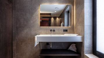 Dusche, Haartrockner, HandtĂŒcher