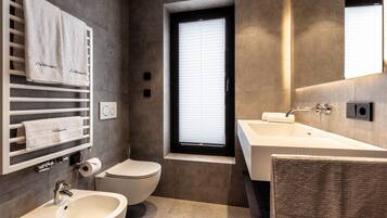 Dusche, Haartrockner, HandtĂŒcher