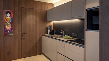 Kühlschrank, Mikrowelle, Herdplatte, Geschirrspüler