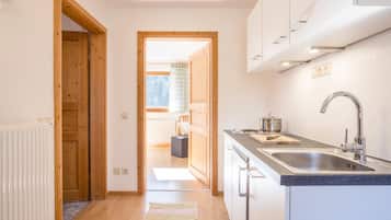 Refrigerador, microondas, placa de cocina, cafetera/tetera