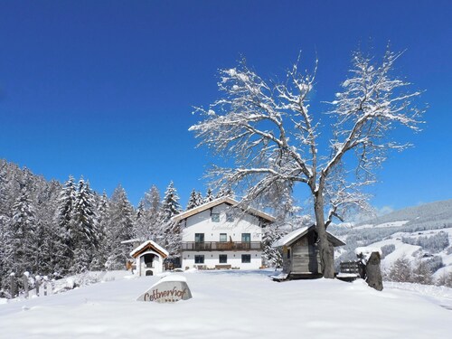 BnB Lettnerhof – Terrace Family Suite. Surrounded by Nature, South-Facing Terrace, Mountain Views, Wi-Fi.