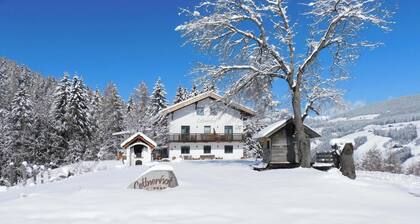 BnB Lettnerhof – Terrace Family Suite. Surrounded by Nature, South-Facing Terrace, Mountain Views, Wi-Fi.