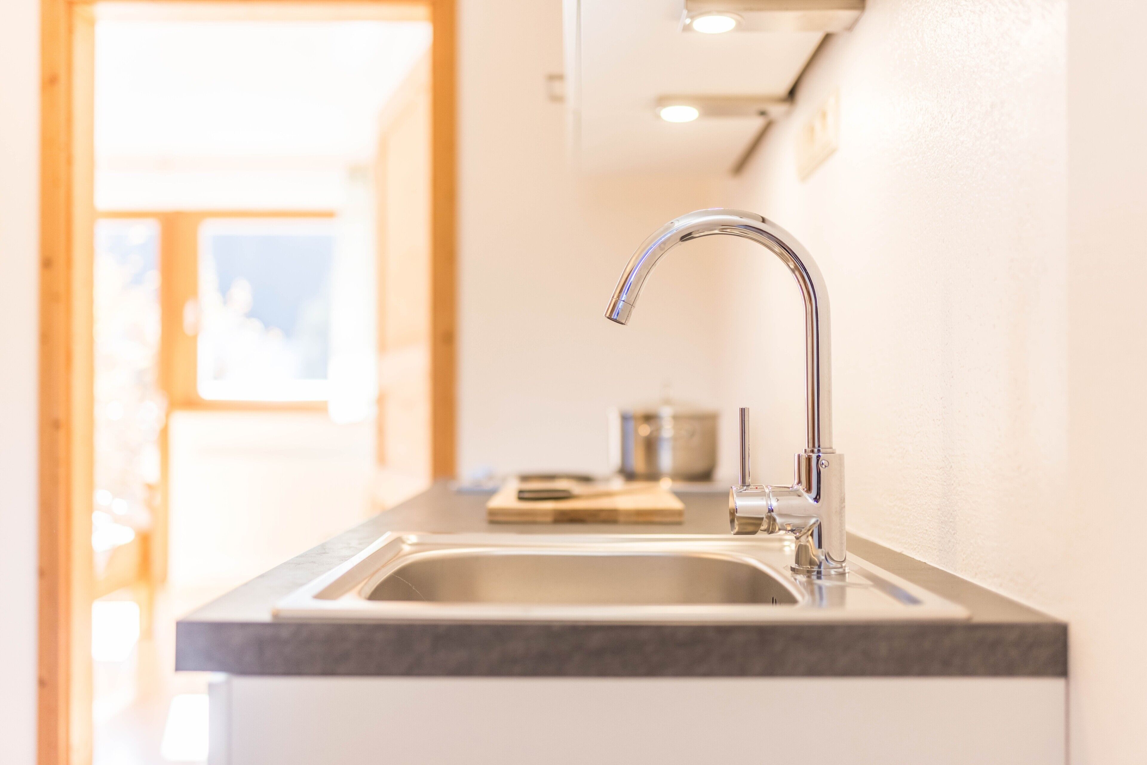 Kühlschrank, Mikrowelle, Herdplatte, Wasserkocher mit Kaffee-/Teezubehör