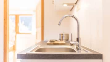 Kühlschrank, Mikrowelle, Herdplatte, Wasserkocher mit Kaffee-/Teezubehör