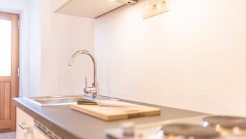 Frigorifero, microonde, piano cottura, macchina per tè/caffè