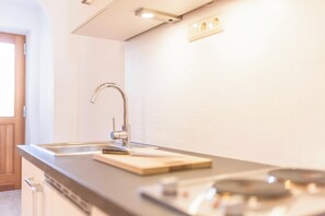 Refrigerador, microondas, parrilla de estufa y cafetera y tetera 