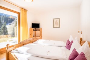 2 bedrooms, free WiFi, bed sheets - BnB Lettnerhof – Family Suite 2. Surrounded by Nature, South Terrace, Mountain View, Wi-Fi (Welsberg)