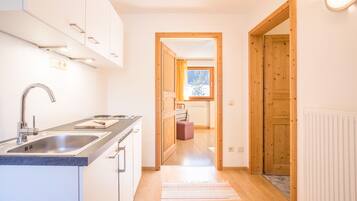 Frigorifero, microonde, piano cottura, macchina per tè/caffè