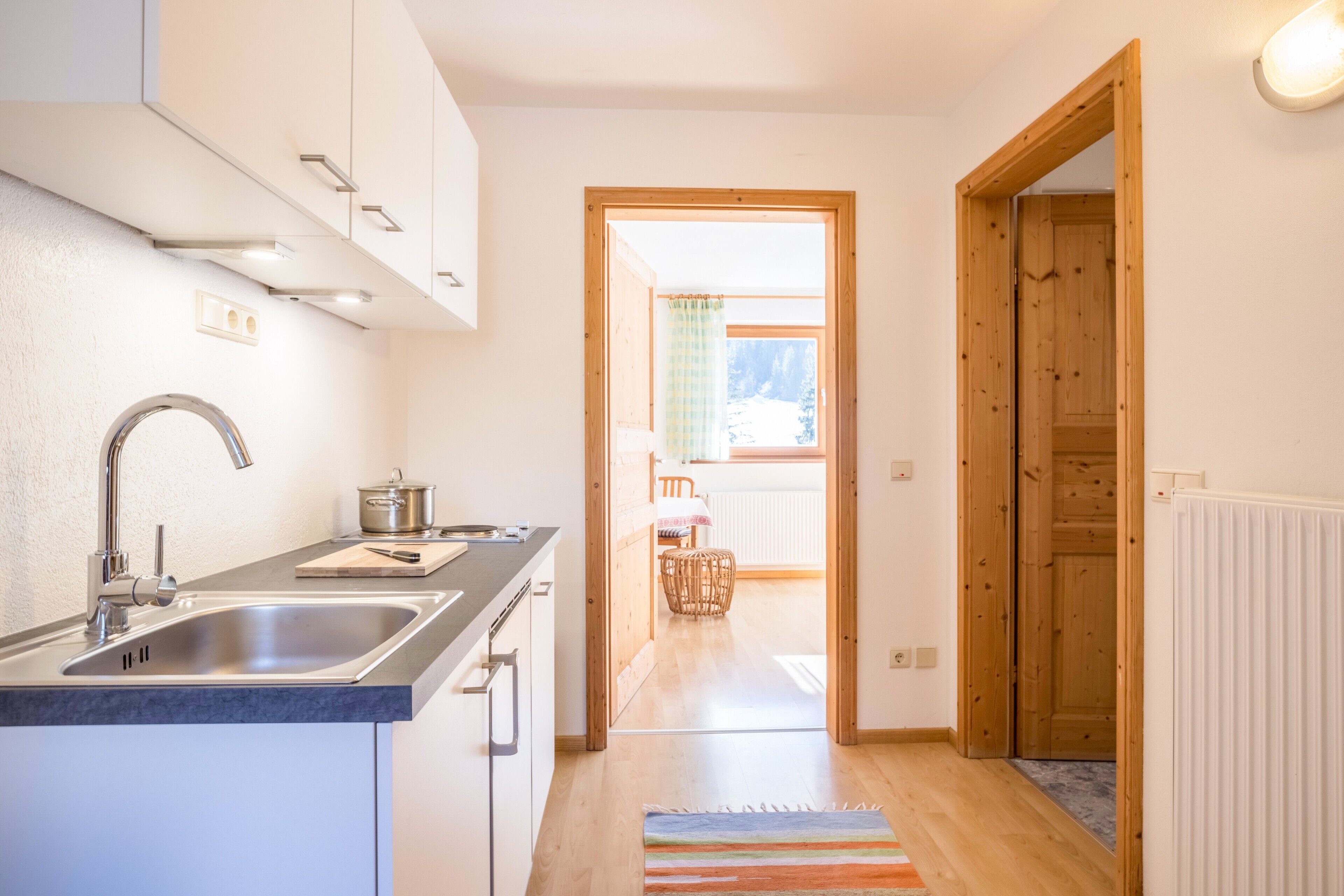 Kühlschrank, Mikrowelle, Herdplatte, Wasserkocher mit Kaffee-/Teezubehör