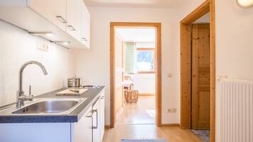 Kühlschrank, Mikrowelle, Herdplatte, Wasserkocher mit Kaffee-/Teezubehör