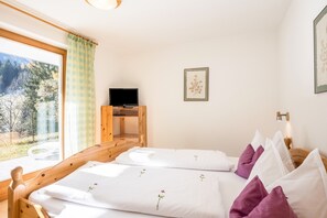 2 bedrooms, free WiFi, bed sheets - BnB Lettnerhof – Family Suite 3: Surrounded by Nature, South Terrace, Mountain Views, Wi-Fi (Welsberg)