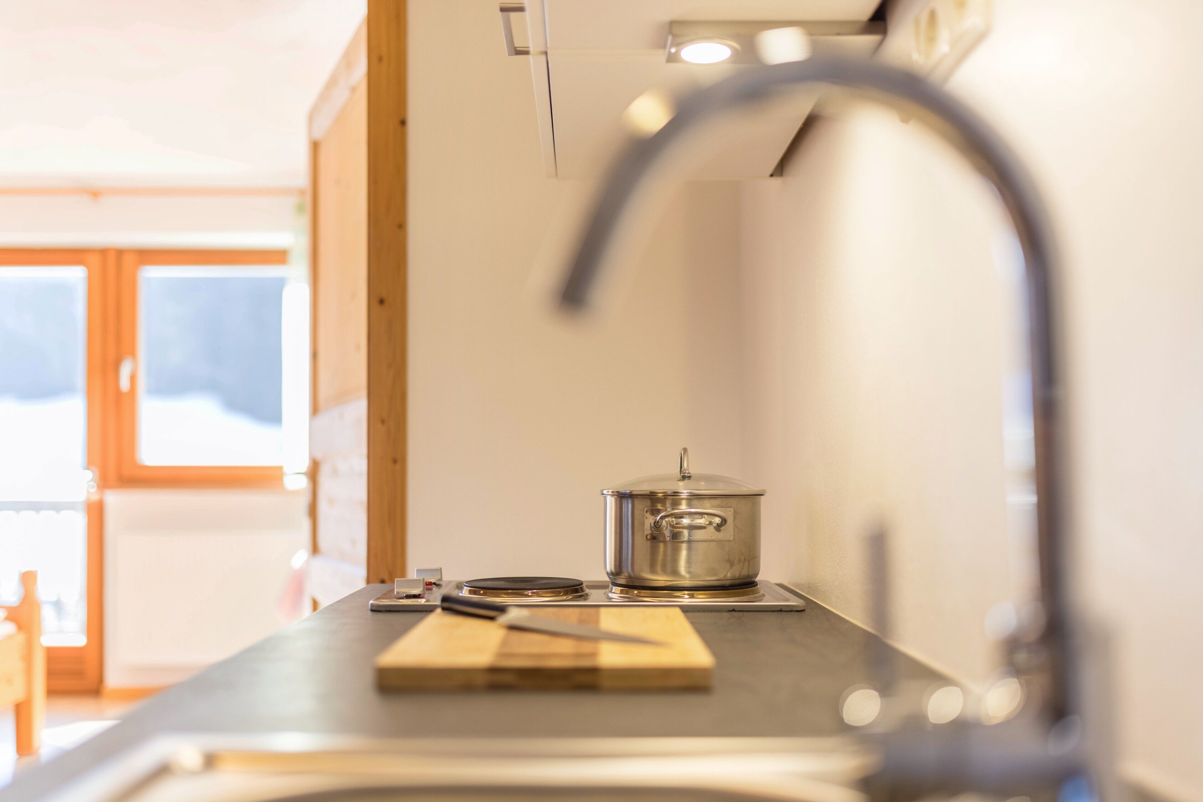 Refrigerador, microondas, placa de cocina, cafetera/tetera