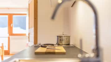 Refrigerador, microondas, placa de cocina, cafetera/tetera