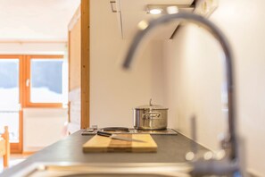 Kühlschrank, Mikrowelle, Herdplatte, Wasserkocher mit Kaffee-/Teezubehör