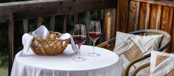 BnB Lettnerhof – Family Suite 4: Surrounded by Nature, South-Facing Balcony, Mountain Views, Wi-Fi