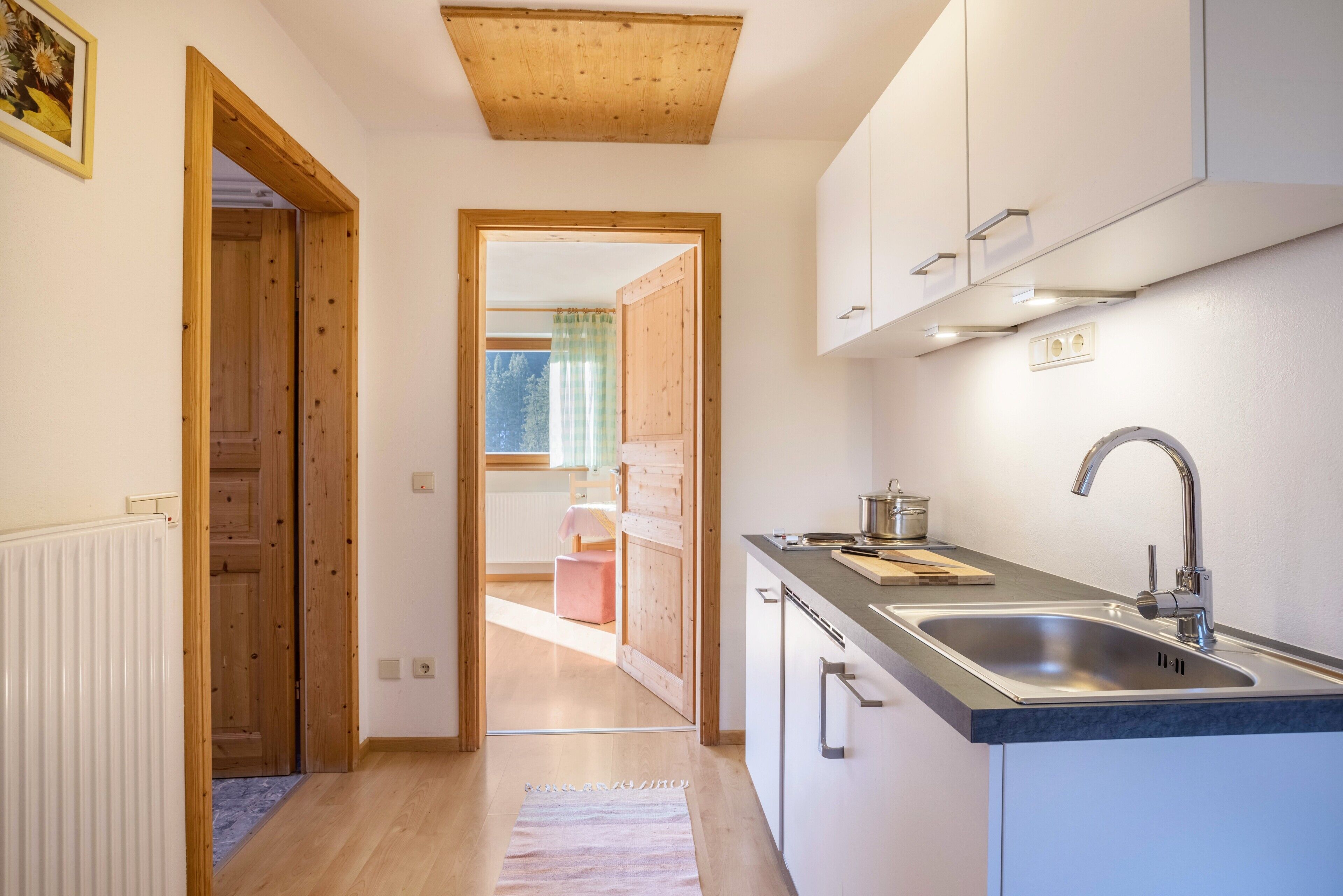 Kühlschrank, Mikrowelle, Herdplatte, Wasserkocher mit Kaffee-/Teezubehör