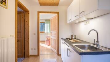 Kühlschrank, Mikrowelle, Herdplatte, Wasserkocher mit Kaffee-/Teezubehör