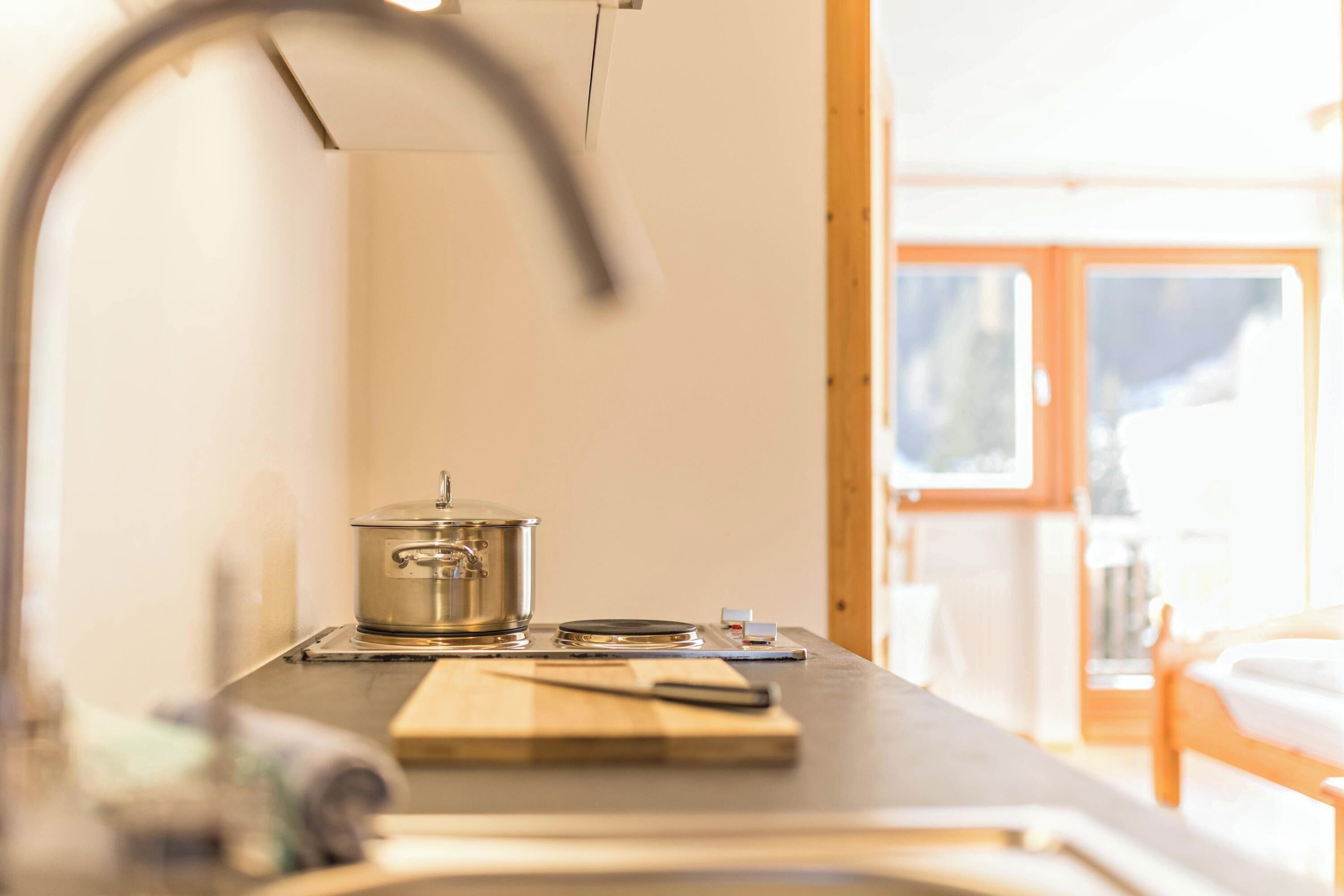 Réfrigérateur, micro-ondes, plaque de cuisson, cafetière/bouilloire