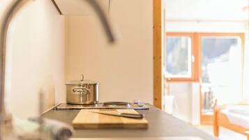 Réfrigérateur, micro-ondes, plaque de cuisson, cafetiÚre/bouilloire