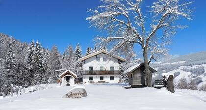 BnB Lettnerhof – Familysuite 5. Mitten im Grünen, Südbalkon, Bergblick, Wlan.